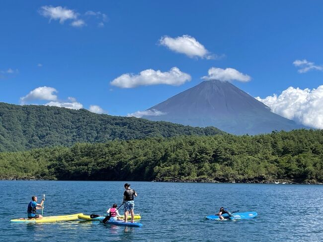 家族5人揃っての旅行は夏休みと年末の年2回が定着してきました。<br />長男(高3)受験生ですが、予備校の合間にうまく予約できました♪<br />夫にも少し早めに夏休みとってもらって。<br />世間が本格的にお盆に入る前に行って帰ってこようー<br /><br />突然の予定変更があるかもと思って、飛行機や新幹線での移動はパス。<br />自家用車で2～3時間の範囲内で行き先を決めました。　<br /><br />一昨年のGWに行った駿河湾健康ランドがなかなか良かったからまた行こうか？<br /><br />＊楽天トラベルから予約☆<br />↓<br />駿河湾一望オーシャンビュー☆和洋室【禁煙・5名様定員】×１部屋<br />☆2018年リニューアル！駿河湾一望の和洋室☆全室ウォシュレット・無料Wi-Fi完備！健康ランド大浴場無料♪<br />利用人数	部屋あたり 5人(大人4人　子供1人)<br />合計料金	25,900 円(消費税込)<br />すべて楽天ポイントで賄えたので持ち出しは0円です。<br /><br />翌日はチェックアウト後に富士五湖周辺で家族全員で初めてのSUPに挑戦！！<br /><br />＊クーポンがあったのでじゃらんから予約☆<br />A_STANDさんというショップでお世話になりした。<br />↓<br />【SUP(サップ)体験☆未経験OK♪】自然豊かな西湖で楽しむSUPツアー！富士山を背景に富士五湖の中でも「透明度」抜群♪女性・お子様でも安心！カップル・ファミリー・団体に◎♪<br />おすすめポイント：■SUP未経験、水遊びに慣れていない方でも問題無く安心して楽しめます！！<br />■野趣溢れる西湖をクルージングするプラン♪<br />■富士山、鳥の囀り、神秘の森樹海、心身ともに整えよう！<br />■プランに迷ったらコレ！<br />プラン特徴：<br />            雨天時の開催：あり<br />            基本としまして雨天決行です<br />            レクチャー：あり<br />            公認SUP(サップ)スクール、有資格の公認インストラクターが丁寧にレクチャー致します<br />            送迎：なし<br />            撮影サービス：あり(プラン料金込)<br />            A_STANDのもう一つ魅力は『写真撮影』や撮影枚数！<br />            ウェットスーツ貸し出し：なし<br />            ※コロナウィルス感染拡大防止の観点から現在お貸出しを停止しております<br /><br />大人6,000円<br />小人3,000円<br />クーポンとポイント利用で支払いは21,300円（税込）<br /><br />SUP体験後は富士宮駅近くの1棟貸しの御宿へ。<br />＊一休のタイムセールで予約☆<br />↓<br />【素泊まり】歴史を感じる日本家屋でお泊り。富士宮周辺の観光にオススメ！<br />一棟貸切り※無料Wi-Fi完備 （96平米）<br /><br />大人  9,990円 ×  4人 = 39,960円<br />小学校高学年  9,990円 ×  1人 = 9,990円<br />ポイント即時利用-2,495円分<br />保有ポイント利用−220円分<br />支払金額合計　47,235円<br /><br />メンバー<br />パパ(夫)、ママ(私)、長男(高3)、長女(中1)、次女(小5)