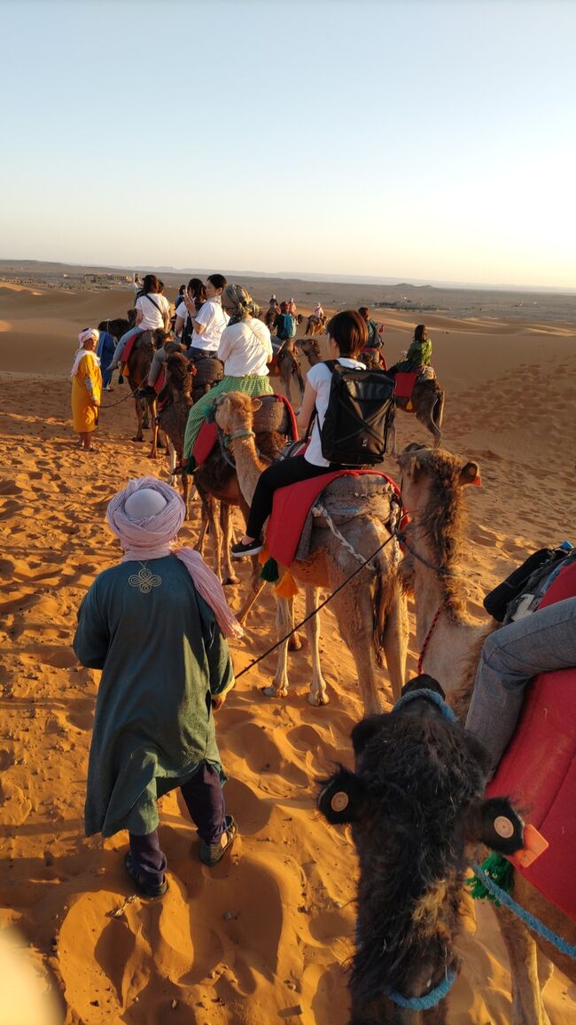 モロッコの旅は続きます。添乗員さん同行の団体バスツアーで、場所から場所ヘ長時間の乗車はさすがに疲れますが、今日はサハラ砂漠の日の出観賞に早朝４時に起床して4輪駆動車に乗車して、目指すはサハラ砂漠へ