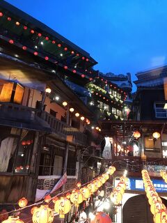 ③新幹線で北上。十份で天燈を上げ、九份で映え写真を撮り、圓山大飯店に宿泊。