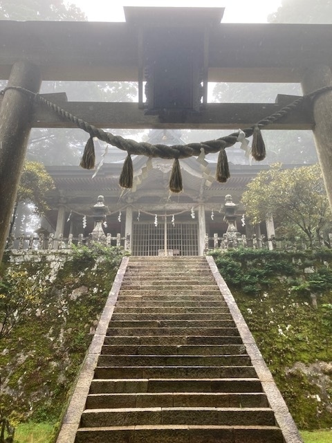 うちの奥さんから玉置神社へ行ってみたいとの要望があり、それならばとレンタカーを手配し、日帰りですが、「辿り着ける人のみ辿り着けるという玉置神社」へ行ってまいりました！<br />googleマップでは玉置神社駐車場で検索。無事に到着できました。<br /><br />大阪からのアクセス（玉置神社ＨＰより）<br />阪和自動車道・美原JCT→南阪奈道路・葛城IC→大和高田バイパス→京奈和自動車道・五條IC→R370→R168<br /><br />