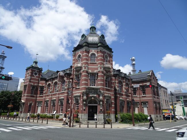 梅雨シーズン終わり頃に岩手に行ってきました。<br />旅行後すぐ梅雨明けしたので岩手の夏もちゃっかり体験しています。<br /><br />けど岩手秋田は記録的豪雨の直後で…計画もちょっとだけ変えました。<br />初めての岩手旅行は楽しかったです。<br /><br />※※7ヶ月後にまとめた日記です※※<br />夏は終わってしまったけど、日記を残して家族友人にアピールしようと思います。<br />次回の岩手旅は1人じゃなくグループでわいわいしながら自然とおいしいものを楽しんでみたいです。<br /><br />【初日について】<br />朝、花巻空港に着いたらそのままバスで盛岡駅まで移動。<br />晴れていたこの日、盛岡の観光スポットをレンタサイクルでまわりました。<br /><br />盛岡駅→福田パン 長田町本店→啄木新婚の家→<br />蕎麦屋さん→岩手銀行赤レンガ館→もりおか啄木・賢治青春館→もりおか歴史文化館→櫻山神社→盛岡城址公園(の広場部分)→レトロ喫茶→南昌荘→（光原社）→ぴょんぴょん舎<br /><br />盛岡は静かでキレイな街でした。<br />もしもう一度行くなら。。。<br />わいわい楽しくわんこそばを食べたい。<br />ベアレン醸造所のクラフトビールを飲んでゆっくりしたい。<br />次は静かに流れる北上川を見たい。<br /><br />【日程】<br />１日目 ：名古屋→花巻（飛行機）、バスで盛岡駅へ<br />　　　　 盛岡市内観光（自転車）<br />　　　　 一関へ移動（鉄道）<br />２日目 ：==ここからレンタカーで移動==<br />　　　　 平泉の中尊寺など・厳美渓・ダム<br />３日目 ：一関のみちのくあじさい園・えさし藤原の郷<br />　　　　 花巻に移動<br />　　　　 大沢温泉・ライトアップ（宮沢賢治童話館）<br />４日目 ：花巻市内観光<br />　　　　 花巻→名古屋（飛行機）