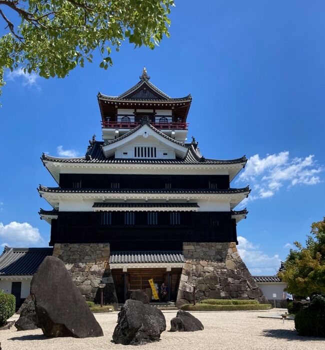 今回の大河ドラマ「どうする家康」にも清須会議の舞台として出ていた清洲城に行きたくて、清須市に出かけました。<br />清洲城は思った以上に城内展示が工夫されていて、見ごたえがありました。<br />テレビでよくみるお城に続く赤い橋も実際に歩けて大満足。城前で法螺貝を吹いていた佐々成政武将がとてもいい人で、法螺貝の説明から観光案内などを最後まで武将口調で、親切に分かりやすく楽しく説明してくれました。教えてもらったビール工場の見学は予約が取れなかったので、ぜひ次の機会に出かけたいと思います！<br />ご当地グルメの土田かぼちゃのアイスも美味しかったです。<br />あいち朝日遺跡ミュージアムも合わせて回りました。<br />清洲公園散策と日吉神社参拝もできました。<br />遺跡から信長秀吉の時代を回り楽しい一日でした。<br /><br />