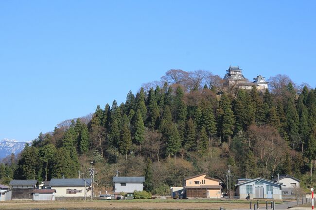 石川・福井旅行２日目後半の旅行記です。<br />前半部分が写真の都合で一乗谷の遺構部分を見学したところで終了になり、その後復元町並みを見学するところからです。一乗谷は織田信長の侵攻により焼失しその後越前の中心地は福井に移ったため復興はされず遺構のみ残っている形ですが、ごく一部町屋を復元して公開しています。ちなみに一番の注目？は戦国時代を再現したトイレだとか。<br />一乗谷を見終えた後は福井屈指の豪雪地帯大野市へ。大野市到着が思っていたよりも２時間くらい遅くなっていて、それは一乗谷を見すぎたせいでもあるんですが、まだ越前大野城が閉館期間だった事もあり、武家屋敷などを一通り見る事が出来ました。大野から見た山々は春でもまだ雪が残っていて、というか雪化粧でここが豪雪地帯なのがわかりました。<br />大野で一番見てよかったと思ったのは旧内山家住宅。特に離れは大正期の建築で和洋折衷の建築で私が好きな建築でした。他にも見どころが多かった大野ですが、ここを見る事ができただけでも良かったと思いました。<br />２日目の福井は正直見るところもどうしようか迷いながらの移動だったのですが、すごく見どころが多くて楽しめました。それなので当初は３日目は富山という事も考えていたのですが、この日を終えた時点で福井に向かう事に決めました。