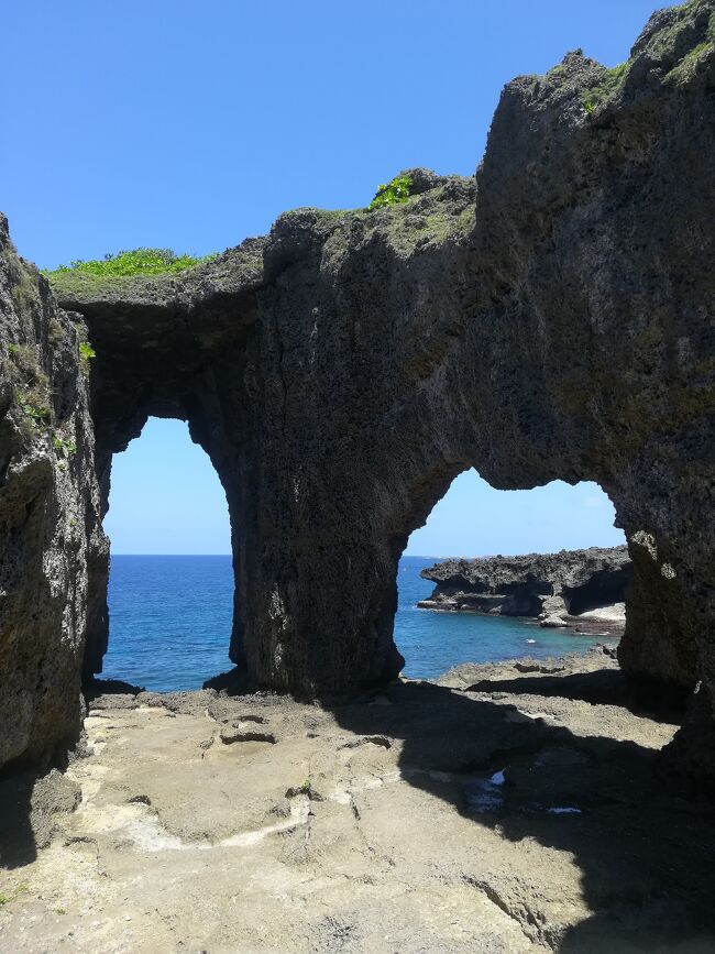 コロナ前に1度訪島した徳之島に久々に行ってみようと徳之島旅行を計画。<br />ところが、出発10日ほど前から台風6号が迷走開始（汗）。<br />最初は「まだ荷物送れないなぁ。過ぎ去ったら送ろうー」くらいだったのが、「事前に送ることは無理かも＝持って行かないとかも」に変わり、さらに「荷物どころか私すら行けないかも」。<br /><br />出発前10日間で10年分くらい台風情報やそれにまつわるニュースを見たような…（汗）。<br />毎日毎日変わる予報に翻弄されて疲労困憊。いっそ飛行機が飛ばない＝オールキャンセルにした方がすっきりするかもという心境にまでなったのだけど、<br />私が動き出す日から飛行機は飛び出し、私が島に辿り着いた日から島の流通を担う船便も再開。<br />結局全て予定通りの行程を踏んで旅を終えることをができました。<br /><br />行ってみると島は穏やか～。<br />お天気はピーカンの夏空とはいかないまでも、ほぼ毎日青空が見え、ひたすらのんびりできました。<br />基本的にあまり動き回らならい、宿でゆっくり旅です。<br /><br /><br />◆◆◆<br /><br />前泊～徳之島3日目。<br />とりあえず無事チェックインできたことにホッ。<br />3日目は好天の中、島をグルっと一周。4年前にお世話になった方にお会いできたのも嬉しかったです。