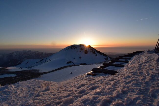 GWに1泊2日の山小屋泊で北アルプス・白馬岳へ雪山登山に行ってきました。<br /><br />稜線から見る雪景色と日本海、山頂から眺める夕日と北アルプスの名峰群、どれも最高の景色でした。<br /><br />登るのはしんどかったけど……<br /><br />▼ブログ<br />https://bluesky.rash.jp/blog/hiking/shiroumadake5.html