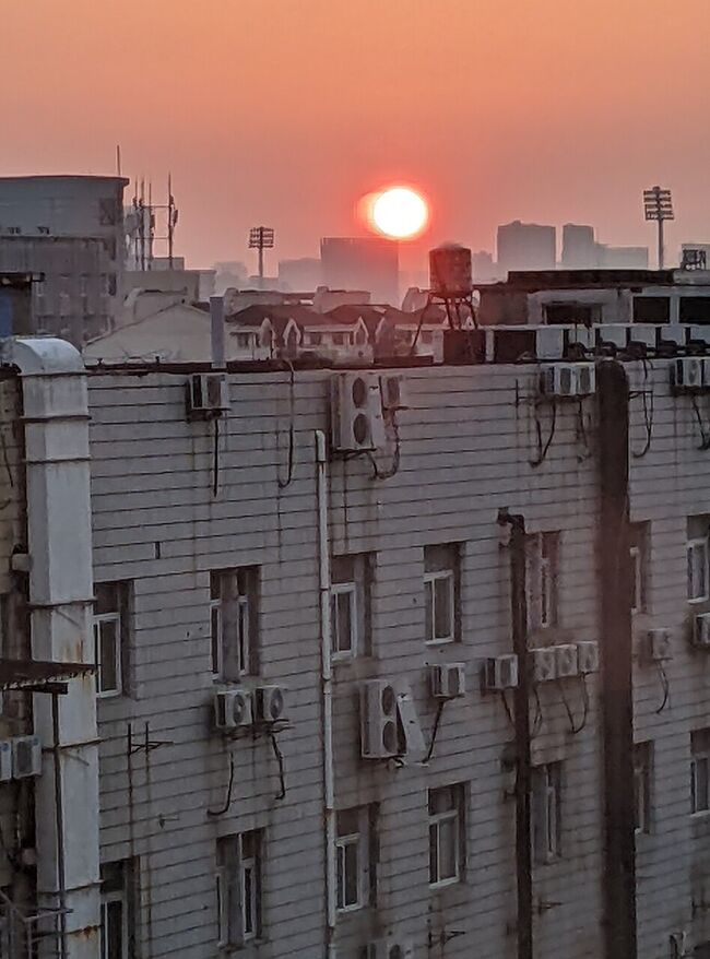 久しぶりの中国、寧波の旅、晩から朝にかけての地元民おすすめ裏路地料理！<br />晴れおじさんの面目躍如！良いお天気に恵まれて街ブラを楽しみました。<br />そしてニュースのお話…。<br />色々と中央電視台のニュースを考えながら見ていると何が言いたいのか見えて来ます。かなり意図的にニュースを並べているのでこちらのニュースは考えながら見ると言わんとすることが理解出来て勉強になります。<br />