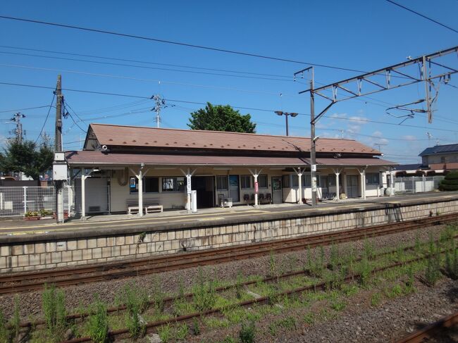 ご覧くださいましてありがとうございます。<br /><br />今回は「木造駅舎」めぐりのお話です。<br />昔は駅舎と言えば木造でしたが、時代とともに数を減らし、橋上駅や高架駅に生まれ変わっています。<br />耐震性や老朽化などの問題によって取り壊され、わが東北でももう数えるほどしか残っておりません。<br />そんな木造駅舎を宮城、福島を中心にめぐって来ました。<br />全3部作でお送りします。<br /><br />【その1】<br />まずは常磐線を南下、宮城県の「浜吉田駅」と福島県の「鹿島駅」を見に行きます。<br /><br />※表紙:屋根を支えるY字柱が等間隔に並ぶ浜吉田駅