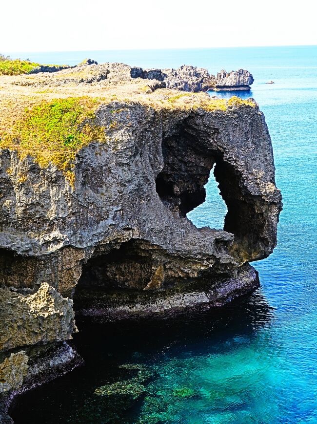 万座毛は、沖縄県国頭郡恩納村にある名勝地。恩納村のほぼ中央、東シナ海に面した標高約20メートルの琉球石灰岩からなる絶壁で、象の鼻に似た奇岩がある。崖上は芝生台地となっている。沖縄海岸国定公園である。<br /><br /><br /><br />