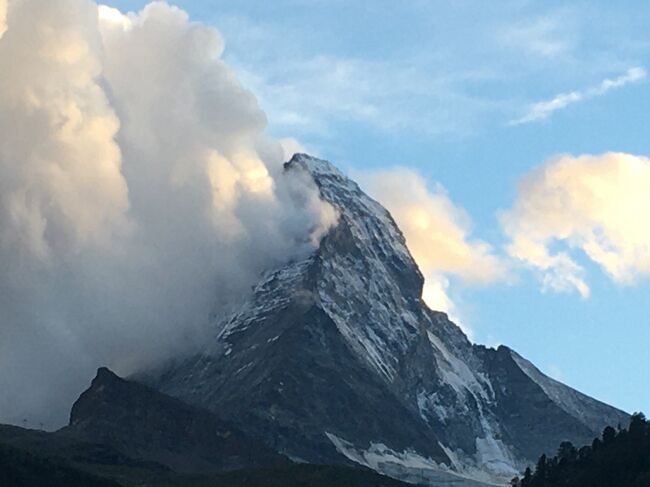 マッターホルンにかかる雲、晴れそうで晴れない山頂を気にしつつハイキング＝2023年夏②