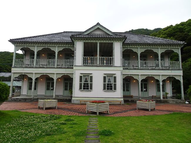 JALスマイルキャンペーンを利用して初めての熊本へ♪。結婚20周年の記念旅行を兼ねた旅行になりました!。熊本タウンと天草を2泊3日で観光する、結構ハードなプランで忙しい旅でしたが、しっかり美味しいものは食べましたー(笑)。でも、まだまだ行けなかった場所や、食べられなかった熊本グルメが残っているので、また再訪したいなぁ~っと思っています♪。今回は「世界文化遺産「三角西港」を散策&天草へ!」編です。<br /><br /><交通手段><br /> JAL 羽田=熊本<br /><br /><ホテル><br /> 1日目 ザ ニュー ホテル 熊本<br /> 2日目 海のやすらぎ ホテル竜宮<br /><br /><スケジュール><br /> 1日目 JALで熊本へ、熊本城を見学、水前寺成趣園を散策、ザ ニュー ホテル 熊本へ、ディナーは「みのる食堂」へ<br /> 2日目 朝食は「フォンタナ」へ、道の駅宇土マリーナへ、三角西港を散策、道の駅上天草さんぱーるへ、天草ビジターセンターを見学