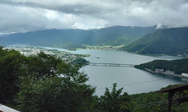 今年の夏旅は、１歳になった赤ちゃんがいる次男夫妻と河口湖に。控えめでしょ!?　ドツボな天気予報でしたが、ときどき雨がザアーッと降るくらいで、晴れ間もありました。また河口湖は、静岡や東京とは違い暑さ知らず、これが一番か？(笑、平日だったせいか外国人だらけでした)<br />河口湖ロープウェイで展望台に。富士山は雲のなかでしたが、河口湖の眺めが雄大(^^;)<br />お世話になった足和田ホテルがgood！　めったに泊まらない高級宿、河口湖が見える広い客室でゆっくりできました。夕食も美味しい(^^*)<br />１歳になると結構表情が豊かで楽しませてくれました。私たちにとっては、初孫旅行ハッピー(^^;)<br /><br />追記　この旅行から２ヶ月後、次男は天国に旅立ちました。春先にガンが見つかったときは手術不能で、半年余りの闘病でした。<br />中学校・高校時代は問題児だった次男が、職場や家庭では良き職業人・良き夫であることは知っているつもりでしたが、葬儀では多くの友人や同僚・上司が最後まで付き合ってくれて。上司からは直接、次男の活躍ぶりを聞かせてもらいました。<br />専門学校同期のお二人からの弔辞は「〇〇(次男のファーストネーム)」と呼び捨てで始まる、私たち家族や会葬者の心にしみる惜別の言葉でした。周りからこんなに慕われて、ちょっと短かったけど、楽しく有意義な人生だったと思います。<br />