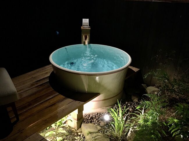 銭湯に泊まるかのような,お風呂がテーマの京町家のバケーションレンタル【 Kyoto Machiya 銭屋町】の旅行記(ブログ)です。<br /><br />「朱 SHU(ツイン)」と「藍 AI(キング)」の2棟のうち,今回は京都の友人と3人で「朱 SHU」に宿泊。朱色を基調としたインテリアや小物がセレクトされたヴィラで(女湯のイメージ?),檜と石の内風呂に信楽焼の客室露天風呂,さらにはレインシャワーを備えたシャワーブースがあります。徒歩1分のところには,週末は朝7時から開いている銭湯もあるというオマケ付き。<br /><br />まずは【 Kyoto Machiya 銭屋町】の「朱 SHU」のお部屋を動画でどうぞ。<br />https://youtu.be/NX465SXoiyY<br /><br />宿泊料金は一休で,総額 77,095円(1泊3名利用,仕出しの朝食付,ポイント即時利用,京都市宿泊税込)でした。食事なしだと 68,545円。14日前から100%のキャンセル料がかかります。部屋定員は5名です(シングルベッド2台+布団3組)。<br /><br />旅行記の構成は以下の通り。()内は写真の枚数。<br /><br /> 【 SiCX京都蒸溜所 Gin Distillery & Cafe Bar 】(3)<br /> 【七條甘春堂 本店 且坐喫茶】(8)<br /> 【蓮華王院(三十三間堂)】(7)<br /> 【智積院】(13)<br />★【 Kyoto Machiya 銭屋町】(18+7+3=28)<br /> 【こま井亭】(5)<br /> 【白山湯 六条店】(1)<br />☆【京都迎賓館】(2) →別冊ブログへ<br /> 【 MAISON TANUKI 】(8)<br /> 【 Bar & Taco Lounge PIOPIKO 】(5)<br /><br />表紙写真は,【 Kyoto Machiya 銭屋町】の「朱 SHU」の客室露天風呂。
