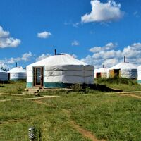 ８月のモンゴル  青空とポッカリ雲  涼やかな風吹く緑の大草原のゲル 「ホヨルザガルツーリストキャンプ」に２連泊する