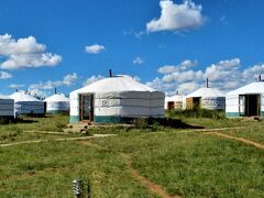 ８月のモンゴル  青空とポッカリ雲  涼やかな風吹く緑の大草原のゲル 「ホヨルザガルツーリストキャンプ」に２連泊する