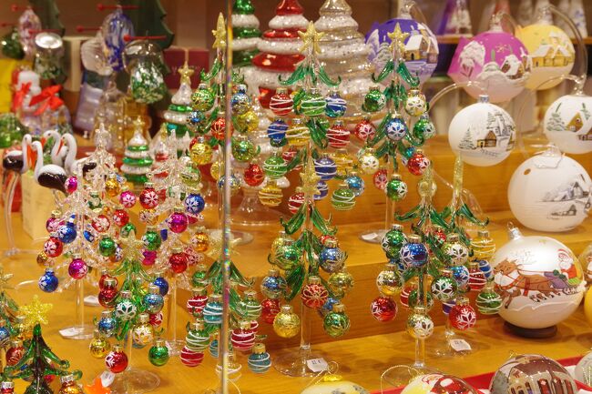 ２０２２年のクリスマスマーケットは、「美しきドイツ黒い森地方と６つのクリスマスマーケット」というツアーに参加しました。２０１９年以来、３年ぶりのクリスマスマーケットです。<br />　スイス航空でスイス・チューリッヒに入り、フランス・ストラスブール、ドイツ・ラヴェンナ渓谷、シュトゥットガルト、チュービンゲン、ウルム、コンスタンツとクリスマスマーケットを巡ってチューリッヒから帰国します。３か国を巡りますが、隣り合った国同士なので距離的にはドイツ１か国の周遊よりも近いです。<br />　第１回目は、ストラスブールのクリスマスマーケットです。クリスマスマーケットを毎年訪れて既に１１回目になります。ストラスブールは３回目。勝手知ったる我が家のようなものなので、早々にツアーを離脱して運河クルーズに乗ろうとしましたが、１時間先まで満席。敢え無く断念。代わりにツアーでは訪れないところのクリスマスマーケットを見て歩きました。<br />３年ぶりの開催だからか、昼間から観光客が多くて、歩くのがたいへんでした。