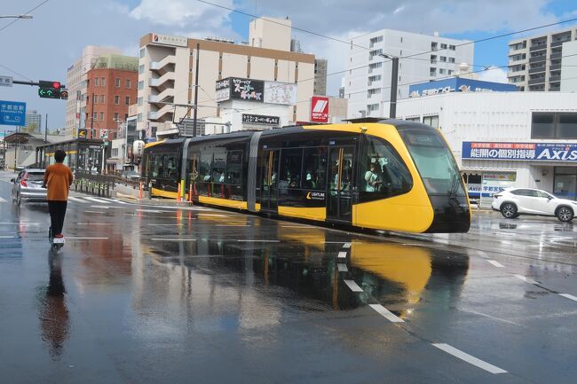 前日に宇都宮ライトラインが開業したとニュースでやっていたので､本日は宇都宮に開業したばかりのライトラインに乗りにやって来ました<br /><br />途中､突然の雨に降られてどうなることやら とも思いましたが､その後名物の餃子も食べて､大谷石の採掘場まで行ってきました～<br /><br />この度ライトライン開業でJR東日本と宇都宮ライトラインの共同キャンペーンのキャッチフレーズが「乗って！食べて！遊んで！宇都宮」なんです<br /><br />宇都宮で　乗って　食べて　遊んで　来ました！<br /><br /><br />【表紙の写真】宇都宮ライトライン