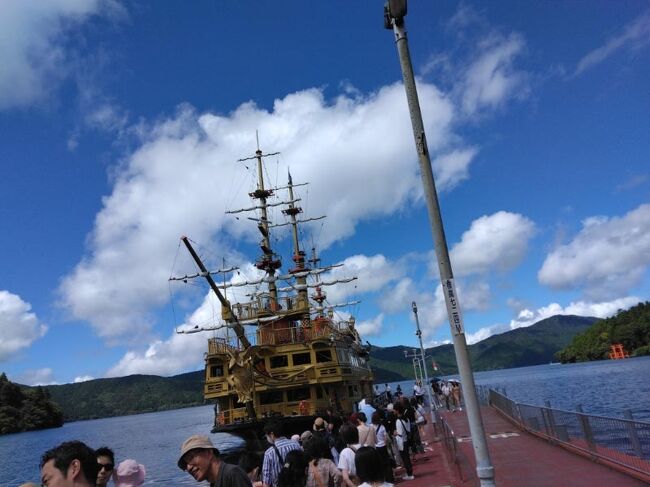 箱根芦ノ湖周辺は雨で美術館鑑賞で終わり湯本で湯治がてら１泊しました。今日は好天に恵まれ早朝から早川沿いから旧急東海道の神社仏閣を見学して道を７０分散歩、朝食後９時過ぎ再度芦ノ湖方面へドライブに出掛けました。<br /><br />芦ノ湖の海賊船に乗り桃源台往復、以前芦ノ湖周辺を半周散歩したので今回は途中下船なし、空と山と湖面のブルーが奇麗でした。外国からの観光客も多くいろんな言語が飛び込んできました。海賊船から見る芦ノ湖、富士山、神社の鳥居が奇麗でシャッターを何度も押しまくりました。帰路小涌谷近くの蕎麦屋さんで自然薯蕎麦お美味しく頂きました。