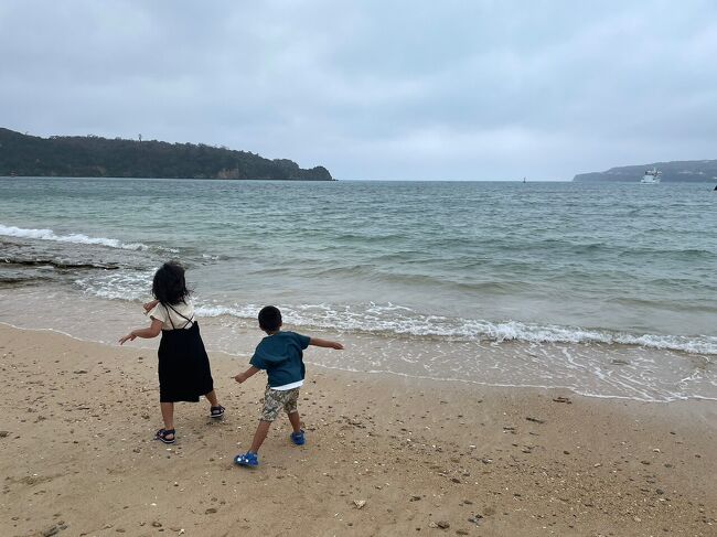 6月中旬のある日、娘からラインがあり、『私の夏休みの日が決まって沖縄に行きたいけど、パパのお休みが取れないから、一緒につきあってくれたら嬉しい』と。<br /><br />きたよ、きたよ～。GWに来た時に、孫達と飛行機に乗ろうねと約束しちゃたし、一緒に行けるのは今のうちだけかもね。さっそくお休みを調整し沖縄に行くことになりました。<br /><br />でも、夏の沖縄は台風のリスクが大きいよね～と不安いっぱい。そして沖縄には出発の一週間前に台風があり、次の台風は大丈夫そうと安心したのもつかの間、その台風6号は速度が遅くノロノロ、ノロノロ、一度通り過ぎたのに再び沖縄に戻って来そうよ。<br /><br />大丈夫？飛行機は飛ぶの？前日までハラハラしたのでした。<br />沖縄は快晴ではなくて海で泳ぐことはできなかったけど、あの台風にあわず行けたのはラッキーでしたね。<br />