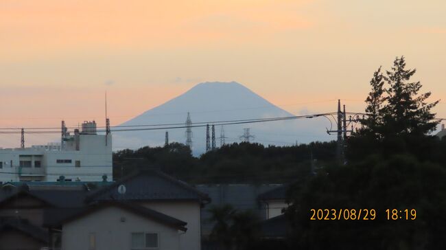 8月29日、午後6時16分過ぎにふじみ野市より素晴らしい夕焼け富士が見られました。　また、明日のスーパームーン前日の月が見られました。<br /><br /><br /><br /><br />*写真は美しかった夕焼け富士