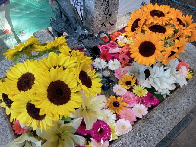 コロナ禍で神社の手水が閉鎖されていた時、手水場を花で埋め尽くす「花手水」の催しが札幌市内とその近郊の神社で行われていました。コロナによる規制が緩くなった今年は、どうなるのかと思っていましたが、花手水は今年も開催されました。新しい夏の風物詩になりましたね。