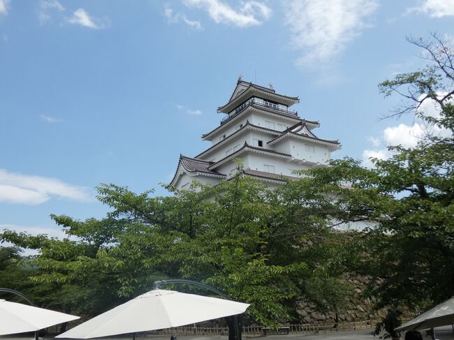 2泊3日の裏磐梯の旅、二日目は裏磐梯のホテルから旅のパンフレットで良く紹介されている南会津郡下郷町の大内宿へ。江戸時代に会津若松と日光を結ぶ重要幹線道路の会津西街道の宿場町として栄えた所で、昔ながらの萱葺き屋根の宿屋や問屋が街道の両側に並んでいます。今は殆どが飲食店や御土産屋になっていて、観光客で賑わっています。国の重要伝統的建造物群保存地区となっている1㎞程の町並みです。散策後、大川沿いの蘆ノ牧温泉を経由して、悲劇の幕末を迎えた鶴ヶ城のある城下町・会津へ。忠誠の武士の誉れ高き町で、藩祖「保科正之」の教えが行き届いていた町です。鶴ヶ城から藩校日新館と回って猪苗代湖畔から裏磐梯のホテルに戻りました。会津の町には江戸時代の会津藩の重鎮の墓などがあり、半日では見て回れません、また一度訪れたい場所です。