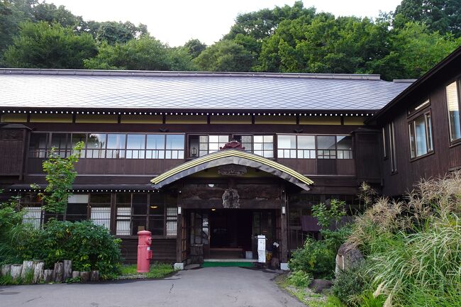 去年の秋田の乳頭温泉で俄然温泉に目覚めたっぽい旦那・・と言うか、そういう年頃になってきたっぽい。<br />今まで流行りものの運動あれこれしてたけど、最近はめっきり自然回帰<br />凡人が運動し過ぎって・・体に良くない・・って事にやっと気づいた様子・・ボチボチ頑張ろう・・ぼちぼち<br /><br />まとまったお休みが取れるそうで・・年明け早々計画していた東北名湯めぐり旅<br />便乗させていただきました・・一人旅じゃ行かない所っぽいのでラッキー<br /><br />ほぼ旦那の計画なので、いつものひとり旅と寄るところが違うのだけど・・<br />私好みの場所も寄ってくれて気を遣ってもらってるっぽい・・<br />八戸の国宝・合掌土偶に鹿角のストーンサークル・・東北はミステリアスすぎ<br /><br />いまや・・土偶女子・・っているらしい・・何にでも女子って付くのね・・って思うけど・・<br />土偶ってビジュアルといい、神秘性と言い惹きつけられる!!<br />土偶女子になろうと思いますっ!!今後の旅のテーマに・・土偶も加えよう!!<br />国内に国宝の土偶は５つ存在するらしい。<br /><br />大谷君の母校の花巻東に寄ったり・・温泉と海鮮グルメ・・ほぼオヤジ趣向の東北温泉めぐり旅記録です。<br /><br />１日目・・仙台すし哲　　　　　仙台泊　<br />２日目・・塩釜　花巻　　　　　鉛温泉藤三旅館泊<br />３日目・・花巻東　盛岡冷麺　　盛岡泊<br />４日目・・八幡平　　　　　　　御生掛温泉泊<br />５日目・・小坂　鹿角ストーンサークル　十和田湖　奥入瀬渓流　　<br />　　　　　　　　　　　　　　　蔦温泉旅館泊<br />６日目・・奥入瀬渓流　十和田美術館　十和田バラ焼　種差海岸　陸奥白浜　<br />　　　　　葦毛崎展望台　鯖の駅　八戸泊<br />7日目・・八食センター・是川縄文館・国宝合掌土偶<br />　　　　　　　　　　　　　　　　酢が湯温泉泊<br />８日目・・田舎館村の田んぼアート　アップルロード