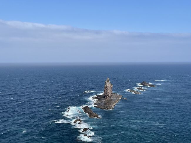 すーママ家の今年の夏休みは北海道へGO！！、積丹ブルーを見たくて7月24日から4泊5日で小樽から道央を巡って来ました。<br /><br />7月24日　羽田～小樽のんびり散歩　　　　　　　　　　　小樽泊<br /><br />7月25日　小樽のんびり散歩 余市・積丹半島へ　　　　　　積丹泊<br /><br />7月26日　積丹島武意海岸・神威岬・ニセコ・洞爺湖へ　　洞爺湖畔泊<br /><br />7月27日　登別温泉、地獄谷・熊牧場　　　　　　　　　　登別温泉泊<br />　<br />7月28日　ウポポイ(民族共生象徴空間）でアイヌ文化を体験)・支笏湖半<br /><br />お昼ごろ小樽を後に積丹半島へ出発です。<br />2日目午後から3日目のニセコまでの旅行記です。<br /><br />今年の夏は積丹に行こうと決め、色々調べている内に、是非積丹に泊まりたいと思い積丹に一泊、積丹ブルーに感動し、夏しか味わえない積丹のウニを沢山食べて来ました♪<br /><br />積丹半島の海は青く輝き、いつまでも眺めていたい、、、そんな海でした。<br /><br /><br />