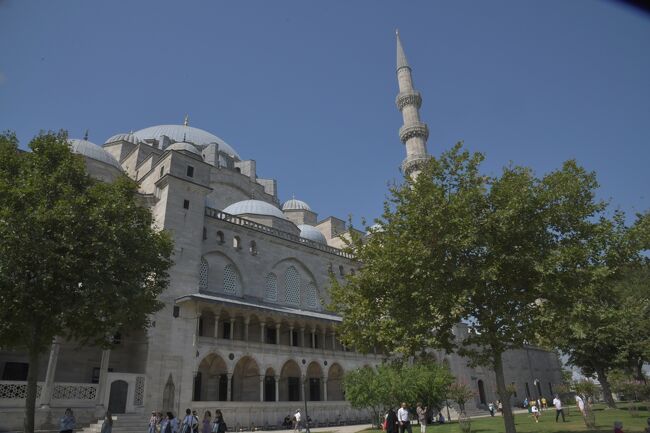 イスタンブール3大美しいモスクの一つ、丘の上のシュレイマニエ・ジャーミィを訪れた。オスマン朝が最も繁栄した時代の君主スェレイマン大帝が造らせた寺院。1557年に完成。建築はトルコ最高の建築家、ミマール・スィナン。当時の最高技術を駆使し、59×58mの床面に直径26.5mの円形屋根を載せ、高さ53mの大ドームを仕上げた。均整のとれた大きさもさることながら、内部の装飾も極めて美しい。まだ見ていないドルマバフチェ宮殿を訪れた。昔来た時も見ていないので是非行きたいと思った。オスマン帝国末期、1843年から10年以上の歳月をかけ、スルタンのアブデュルメジドが建てたバロック様式とオスマン様式を折衷させた壮麗な宮殿。宮殿の内部を彩る調度品には、ヨーロッパからの献上品も多く室内は豪奢な印象。宮殿の総面積15000㎡、部屋は285部屋。広間44室で趣の異なった内装、68基のトイレ、6つのトルコ式風呂。