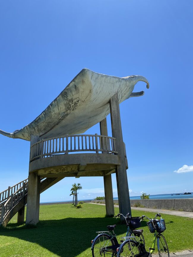 40代夫婦石垣島3泊4日、シーカヤックで小浜島からカヤマ島、野底マーぺー登山など。その1の続きです。<br />2日目、小浜島へフェリーで移動して、アクティビティー。<br />まずは電動自転車で小浜島を軽く一周、午後からはシーカヤックでカヤマ島へ渡り、シュノーケルを楽しみました。<br />宿は石垣島野底にある、ペンションシーシャイン。レビュー高評価の宿で、連泊したかったのですがあいにく1泊しか予約できず。おすすめ宿のひとつです。