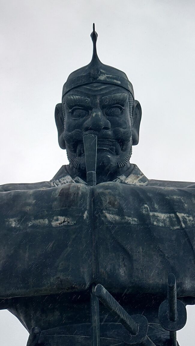 今日も雨。宮崎方面へ行きたかったけれど、太平洋側は大雨という予報なので真ん中の人吉方面を目指しました。<br />雨なので途中見るものはあまりありませんが、弥五郎どんとくま川鉄道に立ち寄りました。