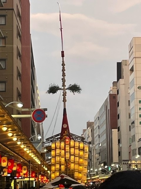 今更ながらですが、昨年に祇園祭を訪れた旅行記を更新します。<br />まだコロナ規制中ではあったので、外国人客はほとんど見かけませんでしたが、その代わりに日本人観光客が多かったです。<br />少しずつ以前の賑わいを戻しつつありました。<br /><br />宵々山編です。