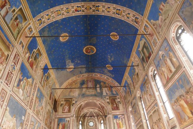 古くからローマ帝国の拠点として栄え、ローマに次ぐ`富裕の町`と呼ばれたパドヴァ観光。<br />ルネッサンス絵画の創始者と言われるジョットのフレスコ画で天井から壁面まで彩られた「スクロベーニ礼拝堂」訪問です。<br />その後は約１５８kmドライブ、ドロミテのリゾートコルテイナダンペッツオへ。<br />朝夕は、18度Cくらいです。<br />ゆっくり眠れるはずが、近くで音楽イベントが有り遅くまで賑やかでした。