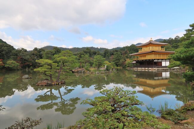 　京都観光2日目。昨年の京都の世界遺産巡りでは、改修工事中で見学できなかった金閣寺を訪れました。