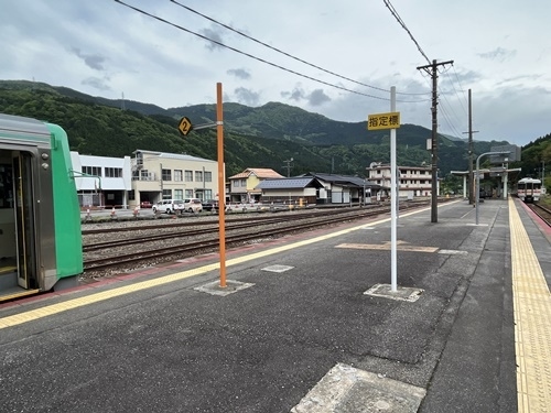 JR全線乗車を目標に掲げてから約5年。気がつくと×全線、〇全区間ではないのだろうか。と気づき、念願の高山本線（飛騨高山～富山）の未乗区間を乗車することになりました。思えば2018年にこの区間の乗車を企画していたものの、豪雨災害の影響で不通区間が発生し、かなわなかった念願の踏破です。途中、飛騨高山で４時間ほど観光。こちらもなかなか充実でした。JR東海とJR西日本の境界駅でもある無人駅「猪谷」に分かれてとまるキハ25系とキハ120系の対照が印象深かったです。