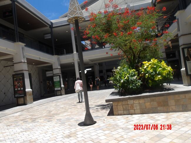 アラモアナショッピングセンター(Ala Moana Center)<br />　一階の大きな駐車場やピンクラインバスの発着場等の周辺の店は混んでいるが、奥に進んだり、二階等の奥は空いています。<br /><br /><br />カリアタワー　月単位宿泊<br />ヒルトンハワイアンビレッジワイキキビーチリゾート（Hilton Hawaiian Village Waikiki Beach Resort）　宿泊