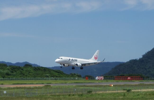 隠岐の島町に戻ってから、またサイクリング。後醍醐天皇ゆかりの国分寺、玉若酢命神社へ。<br />翌日は隠岐空港発13：00のE170で伊丹空港乗継、成田へ。隠岐の島町で午前中何しよう？<br /><br />表紙写真は、E170が隠岐空港に着陸直前。これに搭乗して帰ります。