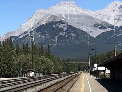 バンフ駅と貨物列車　