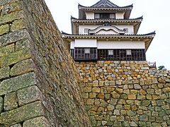 丸亀-3　丸亀城c  二の丸  井戸の伝説　☆石垣下から見上げる御三階櫓