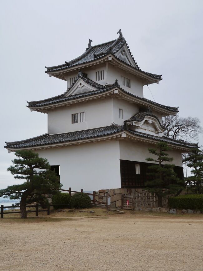丸亀城（まるがめじょう）は、讃岐国、現在の香川県丸亀市にある日本の城である。別名、亀山城（かめやまじょう）。<br /><br />丸亀市街地の南部に位置する亀山（標高66メートル）を利用し、縄張りはほぼ四角形で亀山の廻りを堀（内堀）で囲む、渦郭式の平山城である。<br />石垣は、緩やかであるが荒々しい野面積みと端整な算木積みの土台から、頂は垂直になるよう独特の反りを持たせる「扇の勾配」と呼ばれる。山麓から山頂まで4重に重ねられ、合わせると60メートルになり、総高としては日本一高く三の丸石垣だけで一番高い部分は22メートルある。<br /><br />頂部の本丸には江戸時代に建てられた御三階櫓が現存する。この建物は唐破風や千鳥破風を施して漆喰が塗られ高さは15メートルあり、現存天守の中で最も小規模である。<br />城跡の全域は国の史跡に指定されており亀山公園となっている。天守のほかに大手一の門・大手二の門・藩主玄関先御門・番所・御籠部屋・長屋が現存しており、そのうち天守・大手一の門・大手二の門は重要文化財に指定されている。木型模型（1/650）の現存例は丸亀城のものしかなく非常に珍しい。これは平成4年に丸亀市の指定有形文化財になっている。大手門と天守が両方とも現存しているのはこの丸亀城と、弘前城と高知城のみである。<br /><br />慶長2年（1597年） - 豊臣政権の時代、生駒親正が讃岐17万石を与えられ高松城を本城とし、亀山に支城を築く。<br />慶長7年（1602年） - 6年の歳月を要し、ほぼ現在の城郭が完成。<br />延宝元年（1673年） - 32年の歳月を要し大改修が完了。現存する石垣の大半はこの改修の際に完成したものである。<br />昭和25年（1950年） - 天守の解体修理が行われた。この記念行事として第1回の丸亀お城まつりが開催された。また、文化財保護法施行により天守は重要文化財となる。<br />昭和32年（1957年） - 大手一の門・大手二の門が重要文化財に指定される。<br />昭和47年（1972年） - 丸亀城や京極氏に関わる史料を展示する丸亀市立資料館が開館。<br />現在地住所：香川県丸亀市一番丁4番地乙<br />（フリー百科事典『ウィキペディア（Wikipedia）』より引用）　<br /><br />丸亀城　については・・<br />https://www.city.marugame.lg.jp/site/castle/<br />