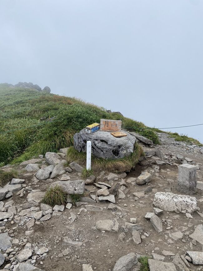 卯年に月山登山<br />１２年に１度の飛躍の年　　　らしい<br />ということで　お得なJALキャンペーンを使って向かいました<br />月山は1984M、八合目からとリフト、湯殿山からと、いろんなところから目指せるようです<br />休暇村を起点に三山詣を目指しました。<br /><br />まずは初日羽黒山参拝　<br />2日目は月山登山<br />月山頂上から湯殿山に下りたかったのですが<br />個人ということもあり　月山登山　参拝のみとしました<br />湯殿山参拝は翌日に予定しました<br /><br />月山登山は　休暇村5時半出発<br />6時半登山開始<br />8時9合目<br />9時　到着<br />10時半　下山開始<br />13時八合目到着<br /><br />休暇村にあったパンフで<br />ハイヤー1区間3500円のルートがあるのでそれを使えばうまくルート組めるかもです