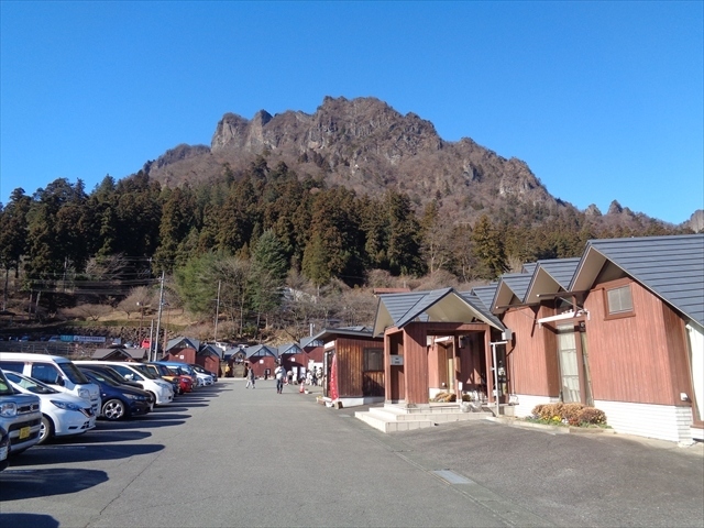 毎年家族と過ごしている新年の温泉旅行．昨年は富士山の見える御殿場でしたが，2023年の新年は，長野県の菱野温泉で過ごすことにしました．3ヶ月ほど前に宿を予約し，1月1日の元旦に高速を飛ばして長野県に向かいましたが，直接温泉に行ってしまっても勿体ないので，途中の妙義神社で初詣をすることにしました．妙義神社は群馬県富岡市にある神社で，社殿は江戸時代に建築されたという由緒ある神社です．神社の直ぐ裏手は妙義山になっていて，登山口にもなっています．また，妙義神社の入り口には道の駅妙義があり，参拝にも，また車の駐車にも便利な神社です．2023年度はコロナの外出規制も解除され，沢山の初詣客で賑わっていました．元旦は営業しているお店が少なかったのですが，横川にある釜めしで有名はおぎのやは営業しており，妙義神社を参拝した後はおぎのやで買い物．その後碓氷峠を通って軽井沢に出て，軽井沢タリアセンに立ち寄ってみましたが，こちらは営業していませんでした．その後は昼食を食べられそうな場所を探しながら温泉に向かいましたが，なかなか見つからず，やっと見つけたのが，小諸にあるバーミアン小諸東店で，2023年の最初の外食は，中華料理と言うことになりました．