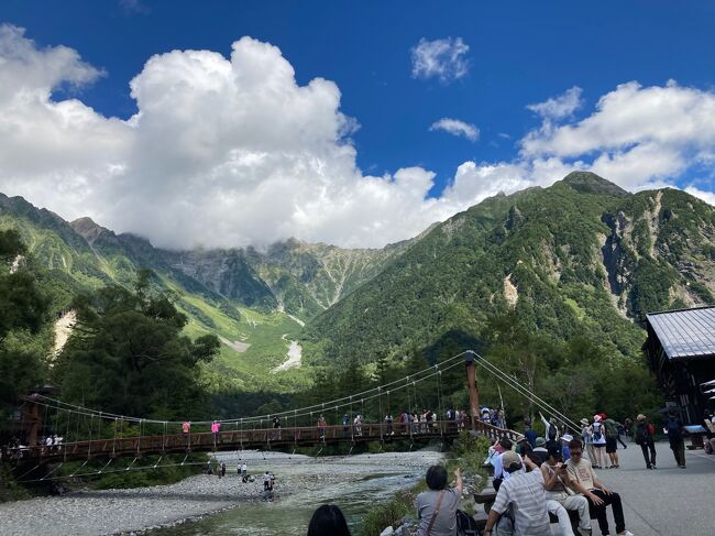 仕事の休みが三日連続で出来て、何も予定がない。え～、どこか行きたいなぁ、どこ行こう、また台湾？鹿児島や佐賀にも行ってみたい、ジェットスターで行く？　<br />　<br />で、そうだ！と思いついた。成田空港から国内に夜行バスが出てるんだ。調べると、今、長野方面と仙台行きの夜行バスがある。コロナ前は、金沢行きとか、もっとあったよな・・。海外から来た人が利用しているんだろうか、どんなお客さんが乗っているのか、自分も一度乗ってみたいな、と思っていたんだ。<br /><br />そうだ、長野行きに乗って上高地へ行って山歩きしてこよう、また夜行バスで帰ってくるから、まるまる二日ある。一日上高地、一日松本行こう～、と決め、急遽計画。<br /><br />長野行きのバスは、終点は長野駅で６：３３着。上高地へ行くには、松本バスターミナルで降りる、こちらは、５：２１着。最初は、その足で上高地へ行く予定だったのだけど、一日目は天気がイマイチなので、急遽予定を変更、着いた日は松本市内散策をして、上高地は二日目に。この日は青空が広がりなんてラッキー！清々しい山の空気の中をたっぷり歩いてきました。<br /><br />前にフィージーへ行って、今度はモルディブへ行きたいなぁ、といろいろ調べていたけど、また海には行きたいのだけど、また今度。今回は山となりました(^^;