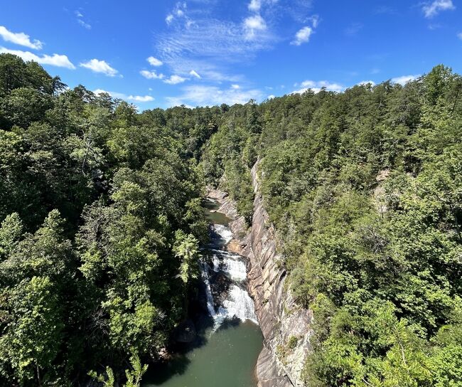 アメリカ南部、ジョージア州ラブン郡の村であるタルラ・フォールズを訪れました。20世紀の初頭にはナイアガラの滝に匹敵するにぎやかなリゾートタウンとして、滝と峡谷を見るために世界中から観光客がやって来たそうです。この村はその名の通り複数の滝が見どころのタルラ・ゴージ（峡谷）州立公園を含む自然豊かなエリアです。<br />★アメリカ南部のクラフトビール醸造所巡りの一環<br />★ジョージア州に入り滝巡り。「トコアの滝～タルラ峡谷～ミネハハの滝」