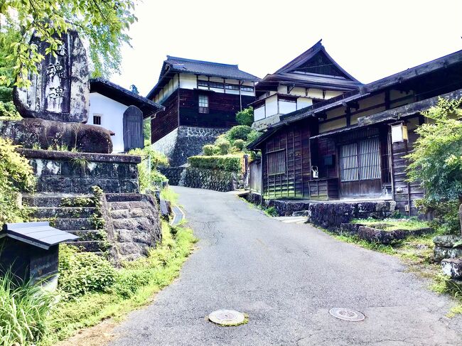 三日目<br />　最終日。朝食を早目に済ませて二人で高山市の宮川朝市を覗き、国分寺と銀杏の木を観て朝の散歩。バスはホテルを朝8時30分に出発。<br />　中山道妻籠宿を散策する。脇本陣、歴史資料館、本陣とその歴史を垣間見て、和傘と栗きんとんのお土産を買い、長野の肉饅頭の様なおやきを食べてみる。<br />　お昼は恵那峡の山菜園で「恵那鶏きのこ鍋」をいただき、セントレア空港へ