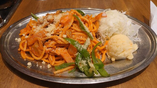 横浜野毛にある1946年開店のセンターグリルさんでナポリタン食べてきました。ナポリタンの発祥は山下公園前のホテルニューグランドです。<br />センターグリルは、初代・石橋豊吉氏が「ホテルニューグランド」の初代総料理長であるサリー・ワイル氏の経営していたセンターホテルで働いたのちに開業しました。そのときにこちらのお店ではケチャップを使ってナポリタンを作ったことからリーズナブルで美味しい料理として庶民に広まったきっかになったとか??<br />詳しいことはインターネットでいろいろなサイトで解説されています。<br />https://center-grill.com/