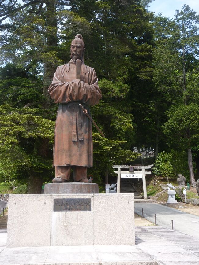 今回は隣県である岡山の日帰りドライブを計画した。近くにいて知らない名所が見つかり夫婦で尋ねることとした。まず腹ごしらえに美作IC下車後この辺りでは大きな郷土料理店「西の屋」美作店へ立ち寄り、名物のしゃぶしゃぶと地産地用の農産物や豆ごはんを食し、隣の土産物店でショッピングを楽しんだ。ここは駐車場も広く大型観光バスの立ち寄り所にもなっている。腹ごしらえが出来たので374号線を南下して和気清麻呂公生誕地である和気神社へお参りする。平安京の県都に貢献した清麻呂公をお祀りし、この町に生まれたそうです300頭の猪が清麻呂公をお守りしたという伝説から、猪は清麻呂公の随身として崇められ神社のシンボルで、狛犬に変わり狛猪です。入口には5mを超す銅像が堂々と建ち圧巻!階段を登り随身門を潜り配電本殿と向かう。残念ながら修復中で参拝だけになる。見どころは本殿,拝殿、狛猪、天神社等があり、ゆっくりとお参りする。4月の終わり頃の富士公園が見どころらしい・・<br />さらに南下し瀬戸内市長船町にある「日本一の駄菓子売り場」へと向かう。<br />ここは子供の笑顔があふれる「だがしのテーマパーク」で、多くの家族連れでにぎわっている。子供だけでなく女性が多いのにびっくり!駐車場も広く観光バスも多く来ている。売り場はまるで工場の建物のようで駄菓子だけ専門に売っている。早速中に入りショッピング。欲しいものをかごに入れ出口で清算するシステム。でる時はみんな籠一杯!平日にも関わらず多くの買い物客でにぎわっていた。最後の訪問地を選んだのは「牛窓オリーブ園」です。時期的には外れていたが「日本のエーゲ海」と云われる牛窓の景色を見たくて訪問する。小高い丘の上にオリーブ園が広がっており並木道を潜りながら駐車場へと進む。そこから歩いてオリーブショップップの見える山頂広場に着き、展望台からの瀬戸内海の眺めを楽しむ。マップを貰い散策コースを楽しみながら下山し、山陽自動車道竜野西サービスエリアで休憩し無事、我が家へ帰宅。