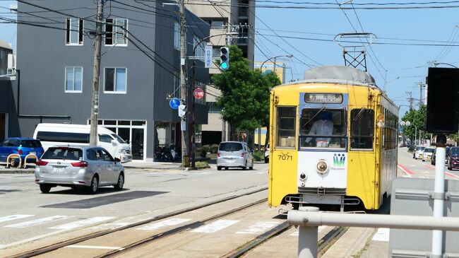 立山（五色ヶ原）まで行ったのだから、せっかくだからあの有名な景勝地『雨晴海岸』からの立山連峰を拝もうじゃないか！･･･ということで、室堂から富山を経由して高岡へ<br />その日は高岡に宿泊し、翌朝から一日市内観光という計画<br />雨晴海岸のあとは万葉鉄道とやらにも乗ってみようと企んだ<br /><br />結果、柄にもない鉄分とドラえもんにまみれた一日となった･･･<br /><br />なにやってんだ？、おれ<br /><br />