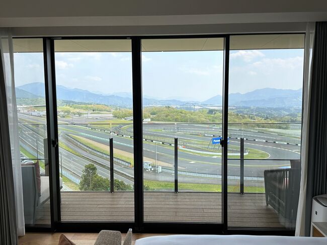 ◇ 静岡県駿東郡小山町『Fuji Speedway Hotel, Unbound Collection by Hyatt』<br /><br />2022年10月7日、『富士スピードウェイホテル, アンバウンド コレクション by Hyatt』<br />（『富士スピードウェイホテル』）がグランドオープン！<br /><br />ハイアットのコレクションブランド「アンバウンド コレクション by Hyatt」が<br />日本初上陸しました♪<br /><br />翌朝『富士スピードウェイホテル』のイタリアンレストラン【TROFEO イタリアン】で<br />朝食バイキングをいただいた後は、プライベートガレージ付きの「ヴィラ」を除く<br />「ホテル棟」で最も広い最上位スイートルームの「富士山ビュー GPコーナースイート <br />キング（91㎡）」のテラスでロゼスパークリングを開けます♪<br /><br />同じく『富士スピードウェイホテル』の最上位スイートルームである<br />「サーキットビュー GPコーナースイート ツイン（91㎡）」のお部屋、眺望及び<br />『御殿場プレミアム アウトレット』でのショッピングの様子をご紹介します。<br /><br />◇ 静岡県御殿場市『Gotemba Premium Outlets』<br /><br />「御殿場」駅⇔『御殿場プレミアム アウトレット』間の無料シャトルバス<br /><br />◆ 2022年7月、御殿場に「Roger Vivier（ロジェ ヴィヴィエ）」がオープン！<br /><br />その他、「PRADA（プラダ）」「GUCCI（グッチ）」「COACH（コーチ）」<br />「kate spade（ケイト・スペード）」「Chloe（クロエ）」「BVLGARI<br />（ブルガリ）」「BALENCIAGA（バレンシアガ）」「FENDI（フェンディ）」<br />「VALENTINO（ヴァレンティノ）」「JIMMY CHOO（ジミーチュウ）」<br />「JIL SANDER（ジルサンダー）」「Salvatore Ferragamo<br />（サルヴァトーレ・フェラガモ）」「sergio rossi（セルジオ ロッシ）」などの<br />ブランドショップを巡ります♪<br /><br />◇ 静岡県御殿場市『HOTEL CLAD』<br /><br />2019年12月15日、小田急グループの『ホテル クラッド』がグランドオープン！<br /><br />◇ 東京・渋谷『渋谷スクランブルスクエア』<br /><br />◆ 2023年2月16日、カヌレ専門店【Canelé de CHIANTI（カヌレ ド キャンティ）】<br />渋谷スクランブルスクエア店がオープン！<br /><br />◆ フランス産A.O.P.認定発酵バター「エシレ」のお菓子専門店<br />【ÉCHIRÉ PÂTISSERIE AU BEURRE（エシレ・パティスリー オ ブール）】<br /><br />◇ 東京・渋谷『渋谷マークシティ』<br /><br />◆ 生キャラメルシフォンケーキ専門店【MERCER bis（マーサー ビス）】 <br /><br />◇ 『富士スピードウェイホテル アンバウンド コレクション by Hyatt』<br />（計120室）のルームカテゴリー<br /><br />＜Guest Room（ゲストルーム）＞（4F／計6室）<br />〇 キング（43㎡）〔4F／富士山ビュー〕<br />〇 ツイン（43㎡）〔4F／富士山ビュー〕<br /><br />＜View Room（ビュールーム）＞（4～8F／計42室）<br />〇 サーキットビュー キング（43㎡）〔4～8F〕<br />〇 サーキットビュー ツイン（43㎡）〔4～8F〕<br />〇 富士山ビュー キング（43㎡）〔5～8F〕<br />〇 富士山ビュー ツイン（43㎡）〔5～8F〕<br /><br />＜Deluxe Room（デラックスルーム）＞（4～8F／計46室）<br />〇 サーキットビュー デラックス キング（55㎡）〔4～8F〕<br />〇 サーキットビュー デラックス ツイン（55㎡）〔4～8F〕<br />〇 サーキットビュー デラックスコーナー キング（60㎡）〔4～6F／計3室〕<br />→ 431, 531, 631号室<br />〇 富士山ビュー デラックス キング（55㎡）〔4～8F〕<br />〇 富士山ビュー デラックス ツイン（55㎡）〔4～8F〕<br />〇 富士山ビュー デラックスコーナー ツイン（60㎡）〔4～6F／計3室〕<br />→ 402, 502, 602号室<br /><br />＜Suite（スイート）＞（4～8F／計17室）<br />〇 サーキットビュー GPスイート キング（86㎡）〔6～8F／計5室〕<br />→ 617, 707, 717, 807, 817号室<br />〇 サーキットビュー GPスイート ツイン（86㎡）〔4～5, 7～8F／計4室〕<br />→ 417, 517, 711, 811号室<br />〇 富士山ビュー GPスイート ツイン（86㎡）〔7～8F／計2室〕<br />→ 724, 824号室<br />〇 サーキットビュー GPコーナースイート キング（91㎡）〔4F／計1室〕<br />→ 401号室<br />〇 サーキットビュー GPコーナースイート ツイン（91㎡）〔5～6F／計2室〕<br />←今回ご紹介するお部屋<br />→ 501, 601号室<br />〇 富士山ビュー GPコーナースイート キング（91㎡）〔5～6F／計2室〕<br />→ 530, 630号室<br />〇 富士山ビュー GPコーナースイート ツイン（91㎡）〔4F／計1室〕<br />→ 430号室 <br /><br />※『富士スピードウェイホテル』の公式ウェブサイトには、スイートのお部屋は<br />計21室とのご案内がありますが、7階及び8階のコーナーに位置する<br />以下の既に他企業が所有済である「占有権の販売物件」（計4室）は<br />予約不可なので、厳密に言うとスイートのお部屋の数は計4室を除いた<br />計17室ということになります。<br /><br />＜占有権の販売物件（既に他企業が所有済＞（7～8F／計4室）<br />〇 プレジデンシャル スイート ツイン（145㎡）〔7～8F／計4室〕<br />→ サーキットビュー＆富士山ビューの双方のビューを兼ね備えた<br />GPコーナープレジデンシャルスイート<br /><br />＜Villa（ヴィラ）＞（計3棟5室）<br />〇 ガーデンヴィラ（プライベートガレージ付き）（143㎡）〔計4室（1棟2室×2）〕<br />→ 102, 103, 104, 105号室（ドッグラン（5.4㎡））<br />〇 レジデンシャルヴィラ（プライベートガレージ付き）（150㎡）〔計1室（1棟1室）〕<br />→ 101号室（ドッグラン（8㎡））