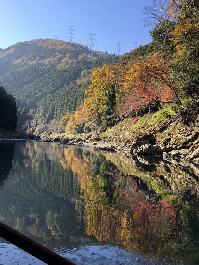 　昨年の秋の京都旅行の続編です。すっかり時間を空けてしまいました。あまりにもサボったので内容的に１年後の秋に合わせて書いた方が良いかと思い、ず-っと塩漬けにしてました。今年の秋の京都旅行計画に向けて何か参考になればと書いてみました。<br />　2022年秋、また来ちゃいました、３度目の秋の京都です。コロナ禍で観光客が減少したタイミングで京都の紅葉にハマり３年連続で訪れました。３度目の紅葉京都は、永観堂のライトアップ、八瀬瑠璃光院、貴船神社、京都御所、保津川下りなど、今まで観られなかった場所を中心に観光地を絞って4泊、夕食も4日分全て事前予約して、時間に追われずゆったりと京都の秋を満喫しました。インバウンドも戻りつつあり、こんな時期に気軽に京都に来られるのは今年が最後かなと思いながら、真っ赤に染まった京都を楽しみました。京都の秋3日目は保津川下りと嵐山をメインに紅葉で人気の寺院を回りました。今年の紅葉は何処に行っても見頃で美しさいっぱいでした。<br />やはり、京都は奥が深い美しさが待っていました。