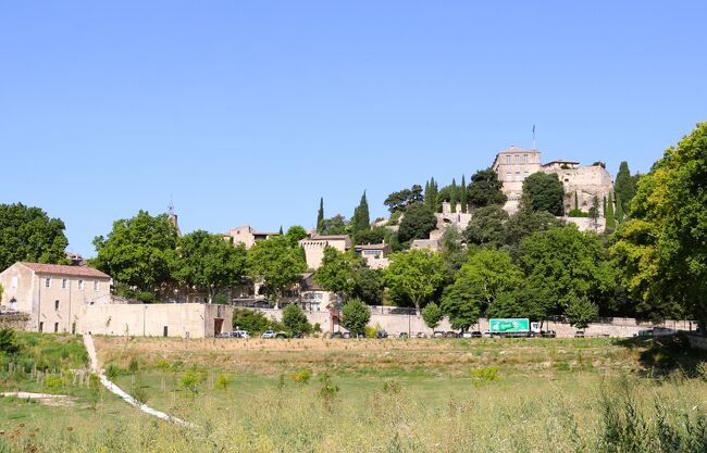 アンスイは「フランスで最も美しい村」に認定された村です。<br />観光客が少なく、絵になるような美しい道々の散策はとても楽しかったです。丘の上からの景色も絶景でした。<br /><br />※この旅行記　7月13日(木)　アンスウィ散策<br /><br />　日程<br />7月04日(火)　ポートランド　→　シカゴ経由　→　（機内泊）<br />7月05日(水)　ミュンヘン経由　→　ニース泊<br />7月06日(木)　ニース　→　ヴィルフランシュ＝シュル＝メール　→　ニース泊<br />7月07日(金)　ニース泊<br />7月08日(土)　カーニュ＝シュル＝メール　→　アンティーブ　→　マンドリュー・ラ・ナブール泊<br />7月09日(日)　サン＝トロペ　→　ラマチュエル　→　ガッサン　→　ボルム＝レ＝ミモザ泊<br />7月10日(月)　イエール　→　ル・カステレ　→　ラ・キャディエール＝ダズール　→　ラ・シオタ泊<br />7月11日(火)　カシス　→　マルセイユ泊<br />7月12日(水)　エクス・アン・プロヴァンス 泊<br />7月13日(木)　アンスウィ　→　ルールマラン　→　ボニユー　→　ラクスト　→　メネルブ　→　アプト泊<br />7月14日(金)　セーニョン　→　ラベンダー畑巡り　→　ヴァロンソル 　→　ムスティエ＝サント＝マリー泊<br />7月15日(土)　モンブリュン= レ=バン　→　ソー　→　ヴナスク　→　カルパントラ泊<br />7月16日(日)　リル＝シュル＝ラ＝ソルギュ　→　フォンテーヌ＝ド＝ボークリューズ　→　セナンク修道院　→　ゴルド　→　ルシヨン　→　カバイヨン近郊泊<br />7月17日(月)　カバイヨン　→　ヴィルヌーヴ＝レザヴィニョン　→　アヴィニョン　→　アヴィニョン近郊泊<br />7月18日(火)　サン＝レミ＝ド＝プロヴァンス　→　レ・ボー＝ド＝プロヴァンス　→　アルル泊<br />7月19日(水)　シルヴェレアル泊<br />7月20日(木)　オルニトロジック・デュ・ポン・ド・ゴー公園　→　サント＝マリー＝ド＝ラ＝メール　→　エーグ＝モルト　→　ニーム泊<br />7月21日(金)　ユゼフ　→　ポン・デュ・ガール　→　シャトーヌフ＝デュ＝パプ　→　オランジュ泊<br />7月22日(土)　セギュレ　→　ヴェゾン＝ラ＝ロメーヌ →　グリニャン　→　ラ・ガルド＝アデマール →　ミルマンド　→ バランス近郊泊<br />7月23日(日)　サン＝タントワーヌ＝ラベイ　→　グルノーブル　→　ラ・グラーヴ　→　ヴィラール＝ダレーヌ泊　<br />7月24日(月） トリノ泊<br />7月25日(火） トリノ泊<br />7月26日(水)　エントレヴェス泊<br />7月27日(木)　アオスタ泊<br />7月28日(金)　ブレウイル＝チェルヴィナイア泊<br />7月29日(土)　トリノ近郊　→　モンドビ近郊泊<br />7月30日(日)　モンドビ　→　ノーリ　→　チェルヴォ　→　サンレモ近郊泊<br />7月31日(月)　サンレモ　→　サンタニェス　→　マントン　→　ロクブリュヌ＝カップ＝マルタン　→　モナコ　→　ペイヨン泊<br />8月01日(火)　ラ・テュルビー　→　エズ　→　Villa Kérylos　→　ロスチャイルド邸　→　トゥレット＝シュル＝ル近郊泊<br />8月02日(水)　サン＝ポール＝ド＝ヴァンス　→　ヴァンス　→　トゥレット＝シュル＝ル　→　グルドン　→　グラース　→  ムアン・サルトゥー泊<br />8月03日(木)　ムージャン　→　ヴァルボンヌ　→　ヴァロリス　→　ビオット　→　ヴィルヌーヴ・ルベ泊<br />8月04日(金)　ニース　→　ニューヨーク経由　→　ニューヨーク近郊泊<br />8月05日(土)　ニューヨーク　→　ポートランド自宅